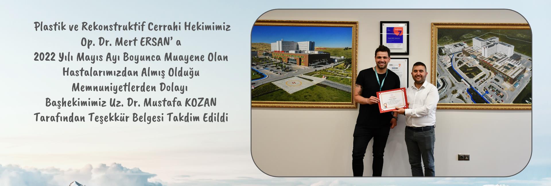 Başhekimimiz Uz. Dr. Mustafa KOZAN Plastik Cerrahi Hekimimiz Op. Dr. Mert ERSAN' a Teşekkür Belgesi Taktim Etti